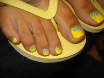 Yellow nails with flower design - Nails