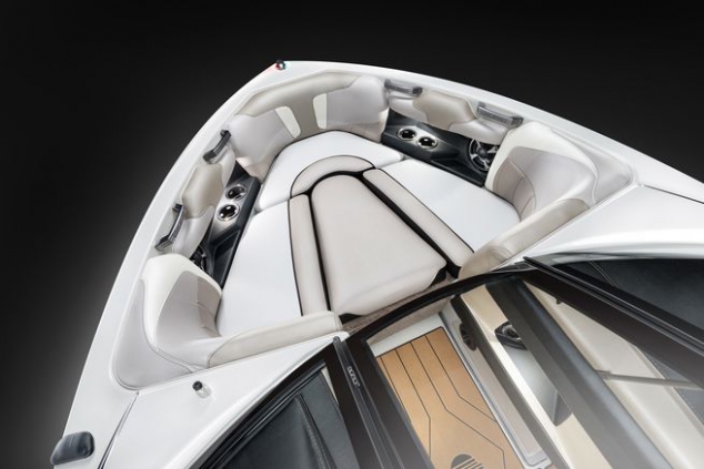 2018 Malibu 20 VTX Crossover Towboat - Image 3