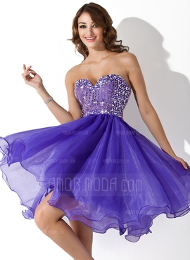 A-formet/Prinsesse Sweetheart Kne-lengde Organza Ballkjole med Perlebesydd