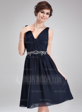 A-Line/Princess V-neck Knee-Length Chiffon Cocktail Dress With Ruffle Beading (016008810)