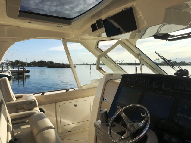 Boston Whaler 380 Realm day boat - Image 3