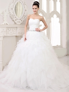 Chic Chapel Train Ivory Brides Ball Gown Wedding Dress with Sweetheart Neck Tiered Organza