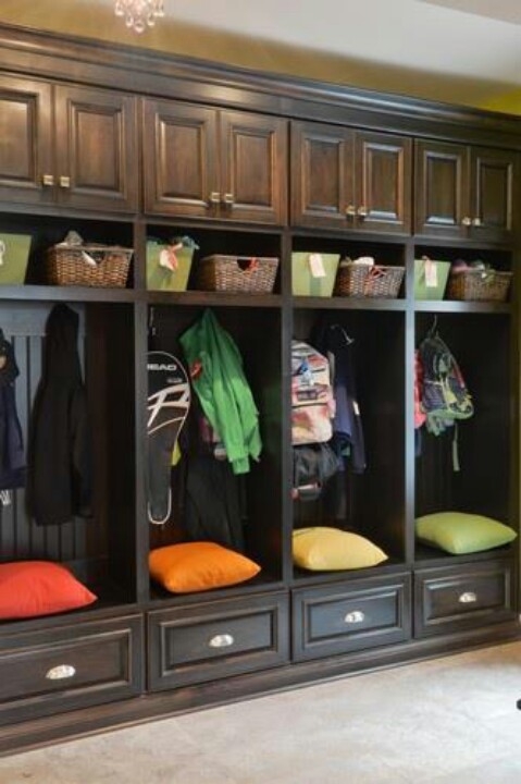 Entranceway cubby organization