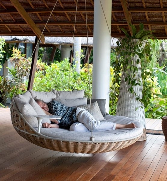 Hanging round porch nest