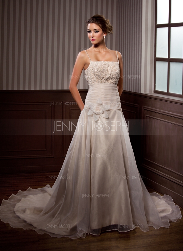 http://es.jennyjoseph.com/Corte-A-Princesa-Escote-En-V-La-Capilla-De-Tren-Tul-Charmeuse-Vestido-De-N