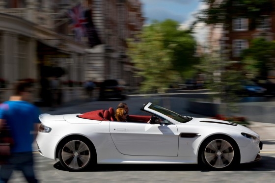 Aston Martin V12 Vantage Roadster - Image 2