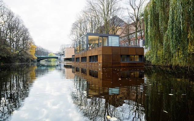 Floating modern architecture - an amazing houseboat - Image 2
