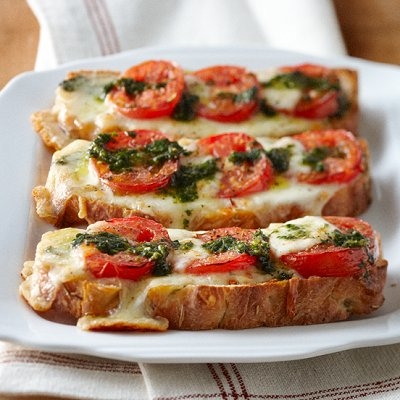 Caprese pizza toast