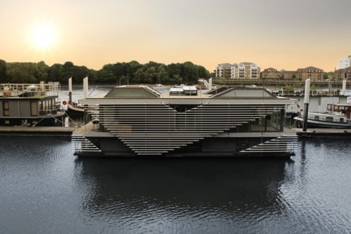 Modern House Boat - Image 2