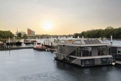 Modern House Boat - Image 3