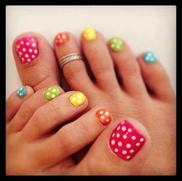 Polka dot toe nails