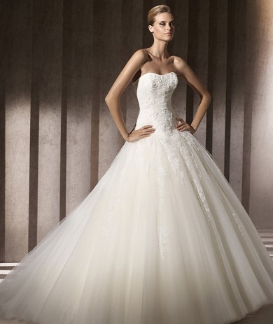 Romantic A Line Sweetheart Chapel Train White Wedding Dresses