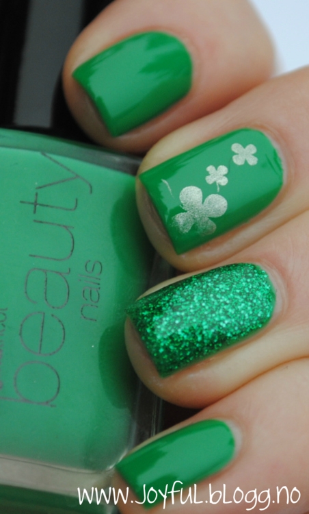St. Patrick's Day nails - FaveThing.com