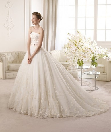 Stylish A Line Strapless Chapel Train Ivory Wedding Dress