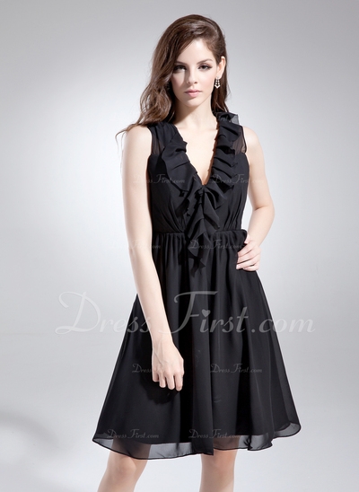 Vestidos princesa/ Formato A Decote V Joelho de comprimento De chiffon Vestido de madrinha com Pregu