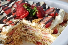 Strawberry Icebox Cake - Dessert Recipes I'd like to try. 