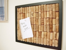 Use wine corks to make a cork board - Crafts
