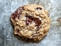 Chewy Chocolate Chunk Coconut Oatmeal Cookies {made with coconut oil} - Baking Ideas