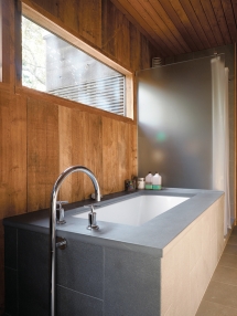 Deep bathtub - Dream Bathrooms