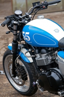 Sporty custom paint job on this motorbike - Motorcycles