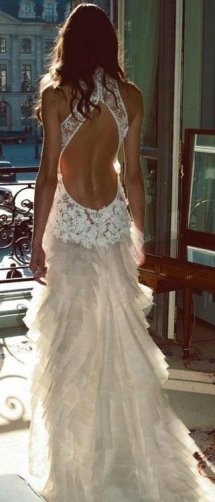 Stunning low back wedding dress - Dream destinations