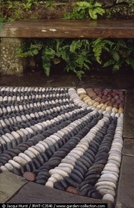 Sunrays made of stones. Love it. - Home decoration