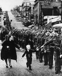 Wait for me, Daddy - Claud Detloff - Amazing photos