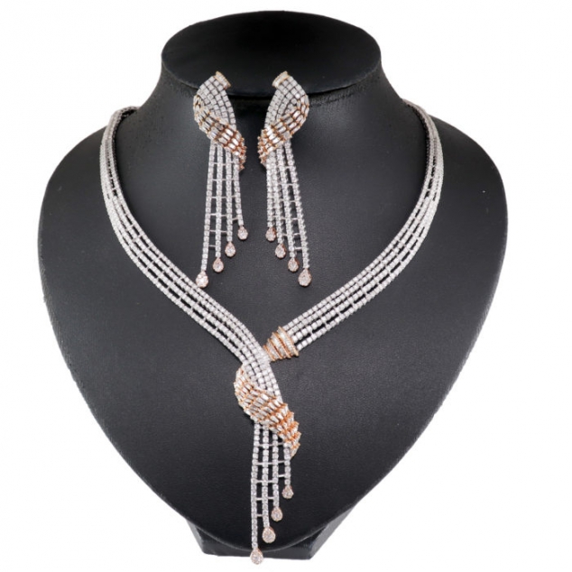 18K White Gold Breathtaking Diamonds Necklace And Earrings Set