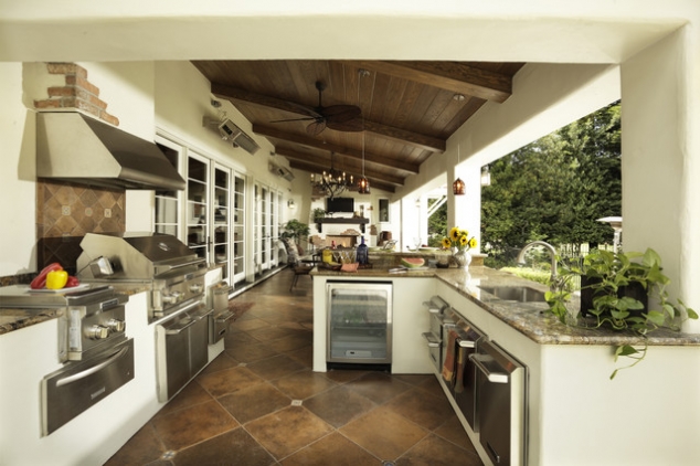 An outdoor kitchen that has it all