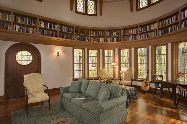 Beautiful home with circular book shelf - Image 2