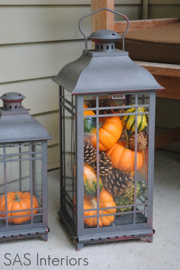 Bronze lantern painted with Gords