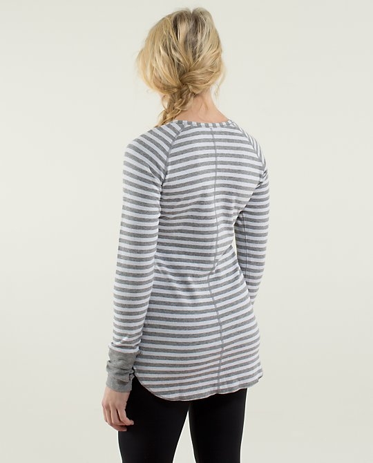 Comfy and cozy yoga top from Lululemon - Image 3