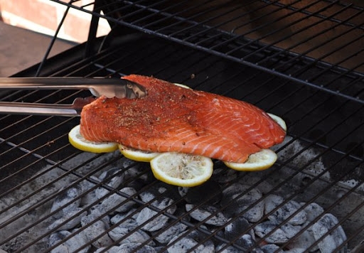 Cooking fish on lemons