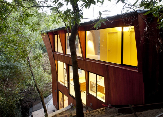 Cool curvy hillside residence - Image 2