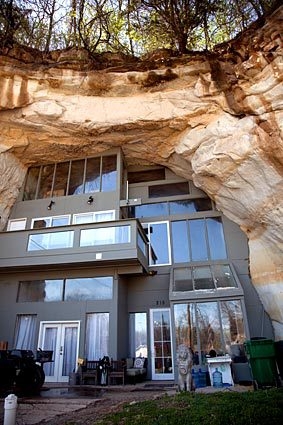 House built into a sandstone mine 
