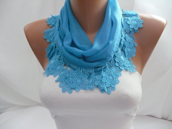 Scarf with daisy edge