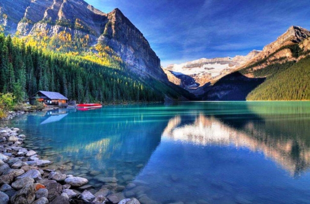 Majestic Lake Louise in Banff National Park
