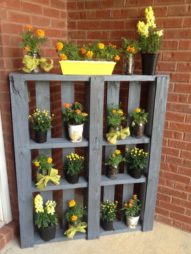 Pallet plant holder