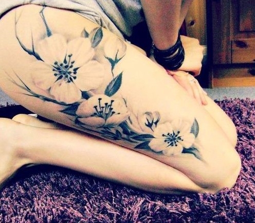 Thigh tattoo of flowers