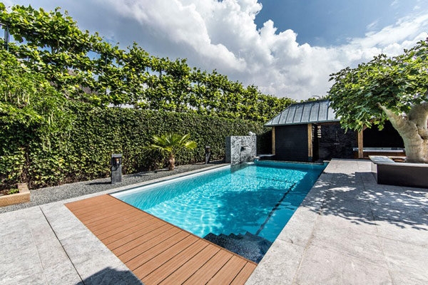 Visually stunning infinity edge pool with glass wall - Image 3