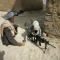An Afghan man offers tea to soldiers - Amazing photos